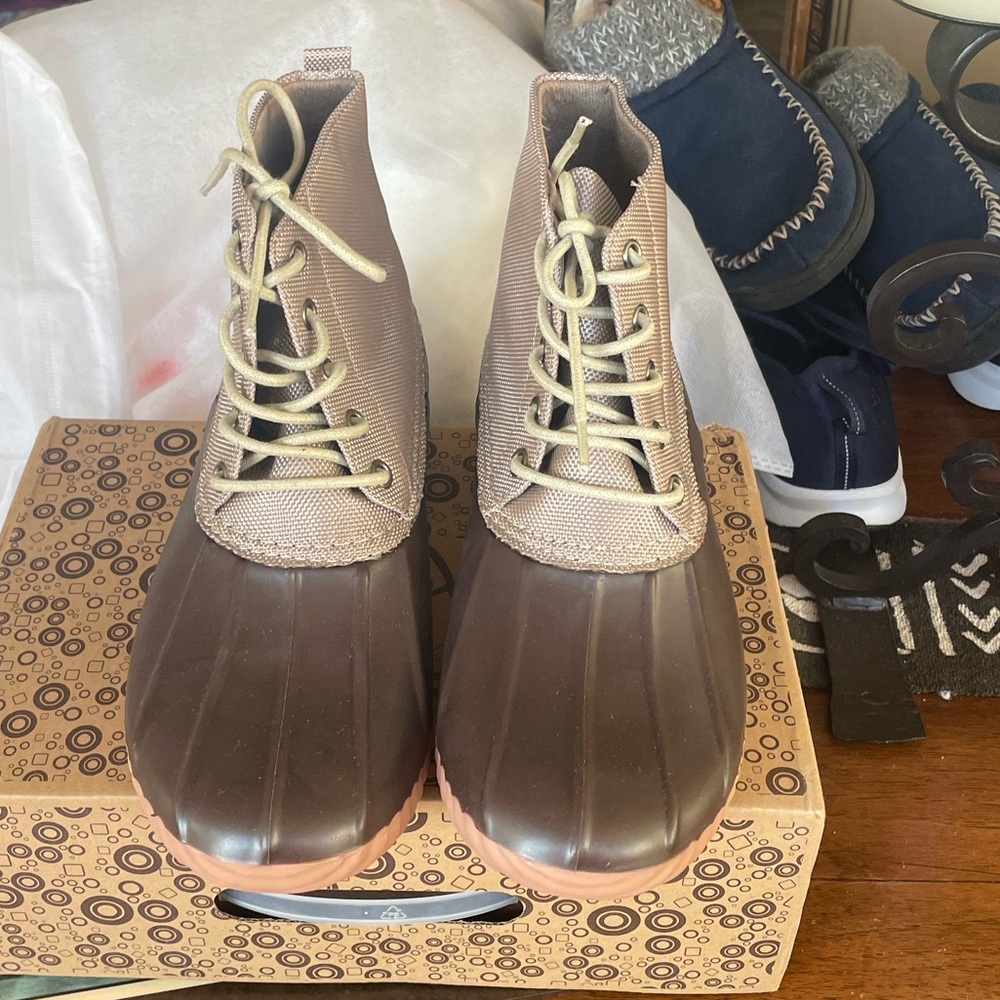 NIB Awesome AVANTI Ankle Boots